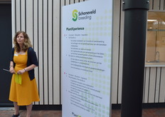 Tamara Janssen van de marketingafdeling vertelt over de gedachte & filosofie achter de nieuwbouw. Er zal weliswaar geen school inkomen en ook zal een permanente beurs zoals men die in het World Horti Center aantreft er niet komen, maar de open structuur en grote ruimte zorgt toch voor een treffende gelijkenis. Inderdaad is er veel ruimte voor ontmoeting, voor kennisuitwisseling en voor het organiseren van allerlei bijeenkomsten.